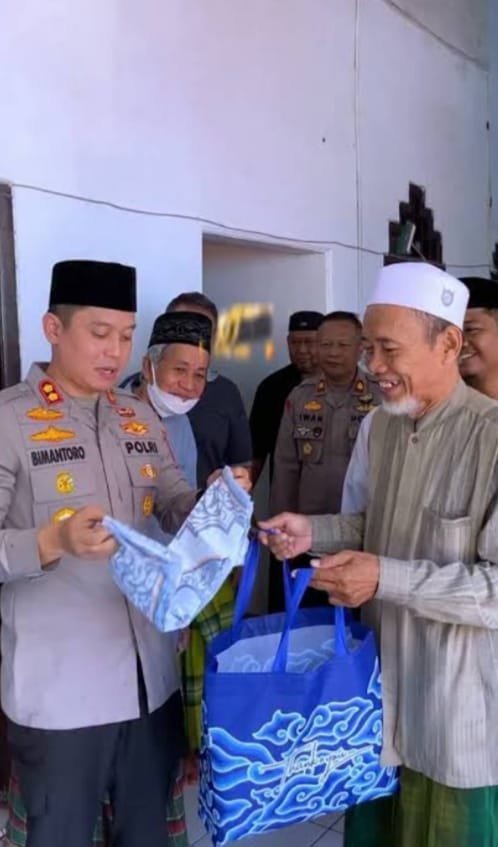 Kapolres Cirebon Kota Sholat Jumat di Masjid Al-Ichsan Argasunya, Perkuat Silaturahmi dengan Tokoh Agama dan Masyarakat 3 IMG 20260904 WA0133