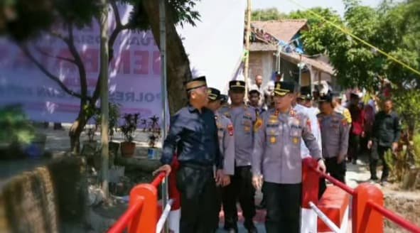 Kapolres Cirebon Kota Resmikan Jembatan Merah Putih dan Salurkan 10.000 Liter Air Bersih untuk Warga Kedung Krisik Utara 5 IMG 20260905 WA0037